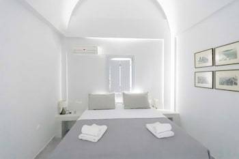 phaos santorini suites
