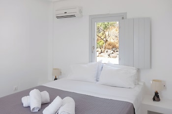 phaos santorini suites