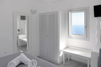 phaos santorini suites