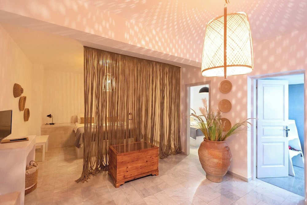 phaos santorini suites