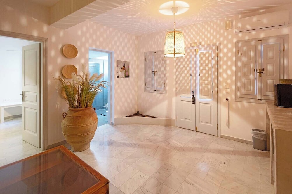 phaos santorini suites