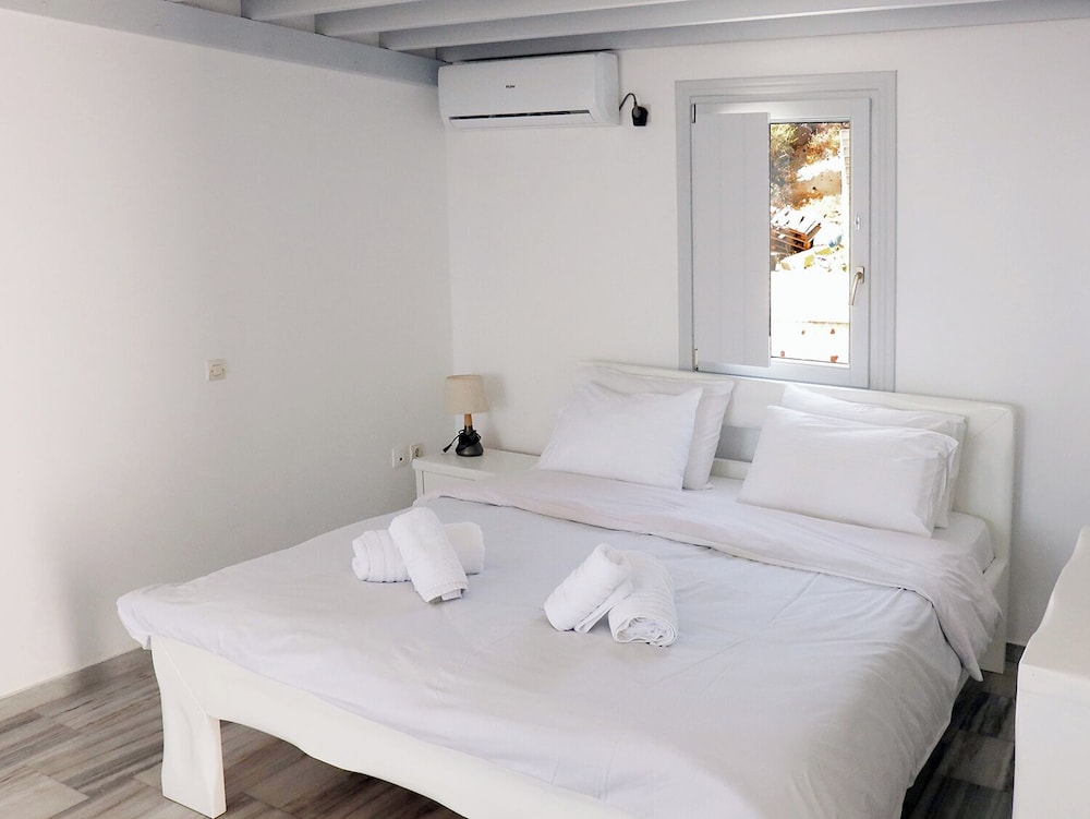 phaos santorini suites