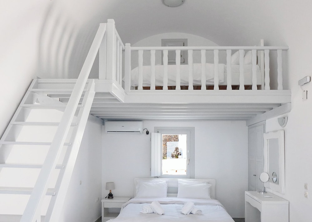 phaos santorini suites