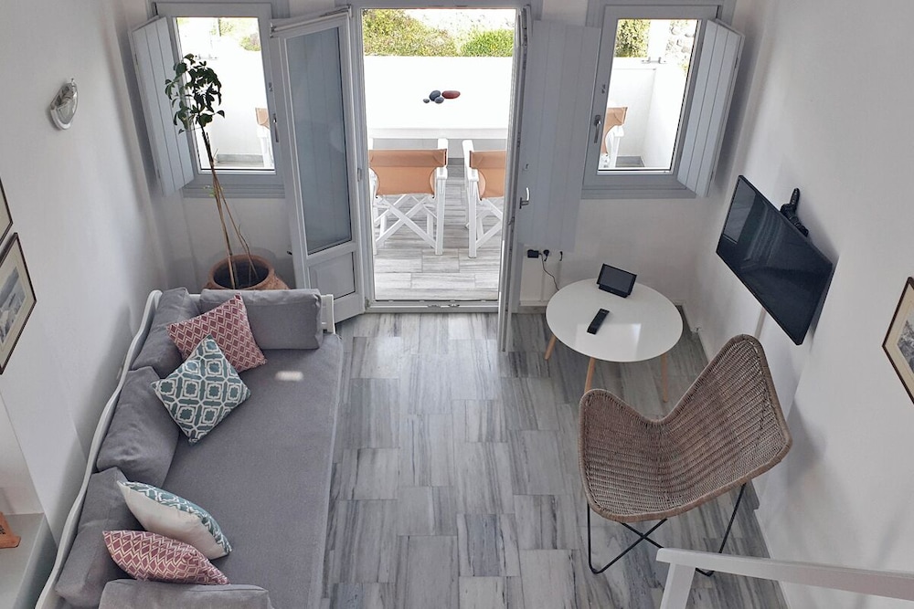 phaos santorini suites