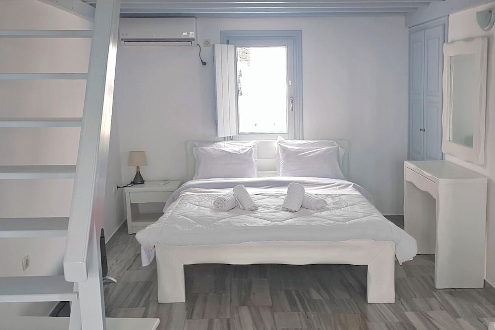 phaos santorini suites