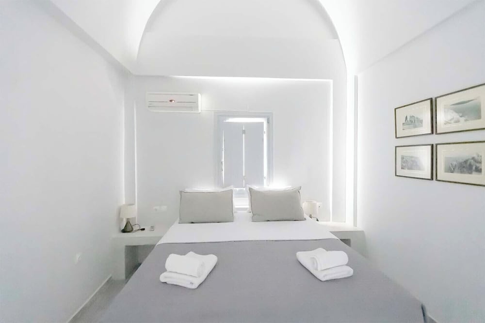 phaos santorini suites