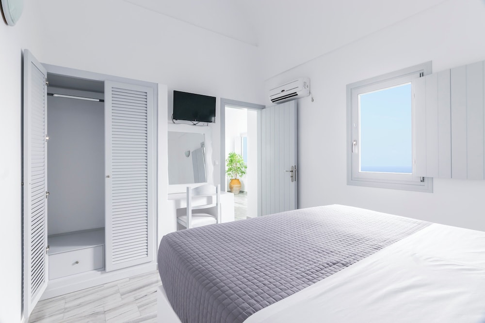 phaos santorini suites