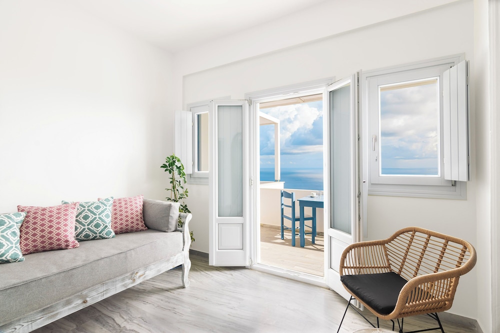 phaos santorini suites