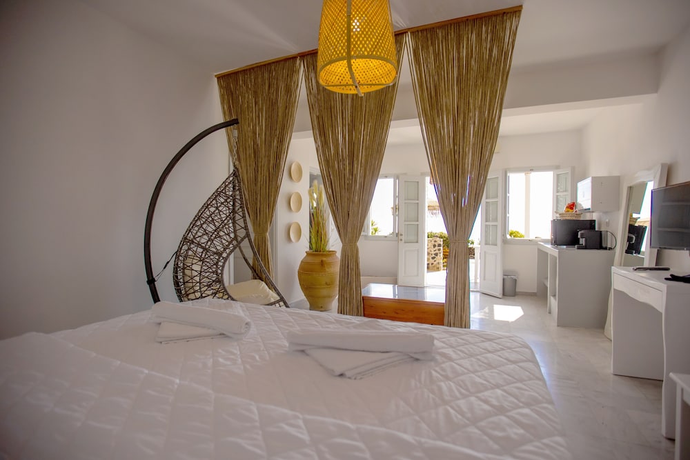 phaos santorini suites