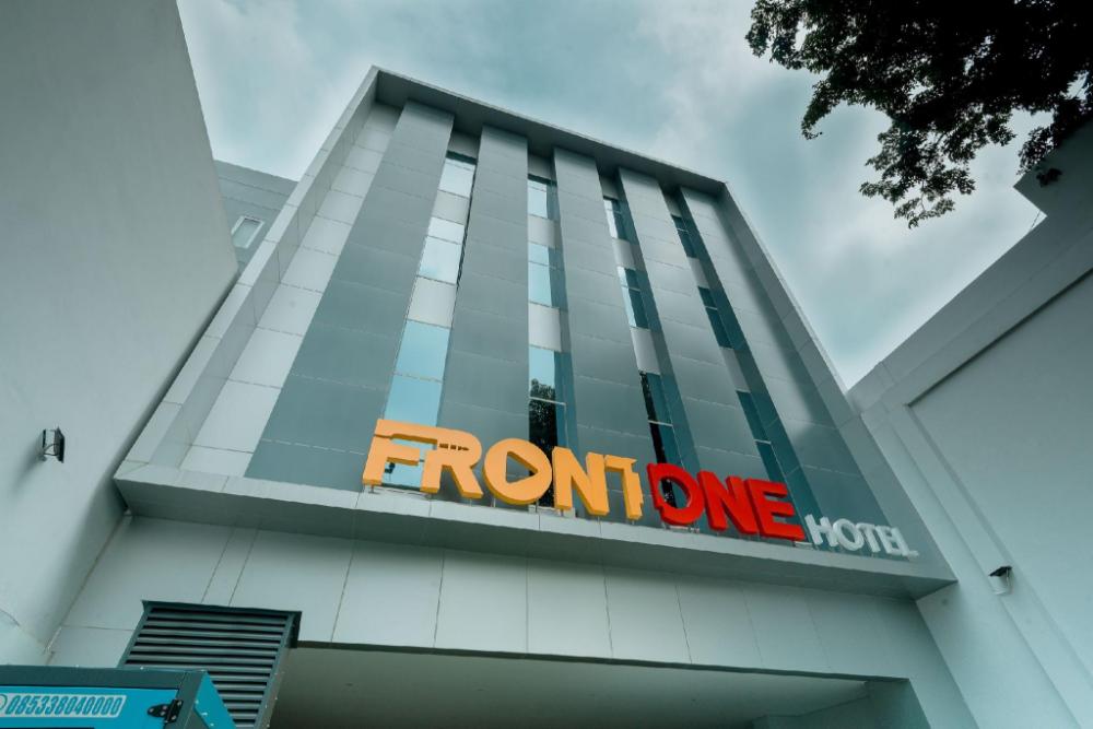 front one hotel gresik