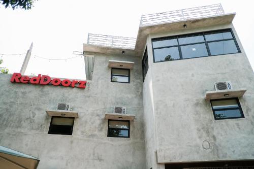 reddoorz near trans studio mall cibubur 3