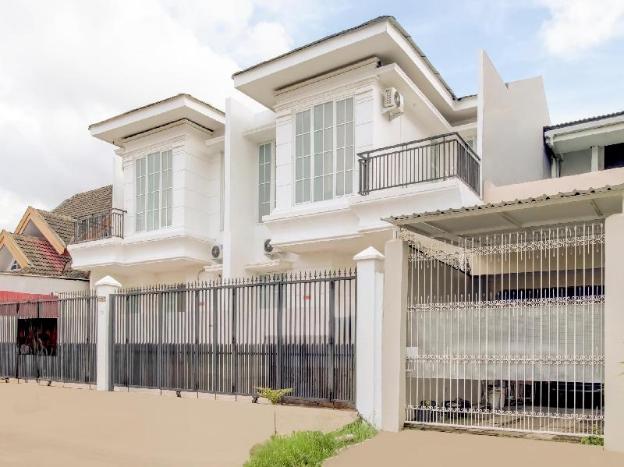 reddoorz at golden white house pettarani