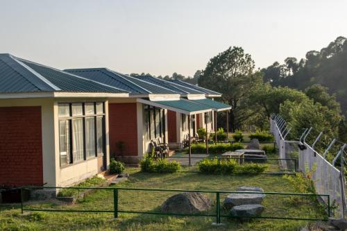 dhauladhar view village resort