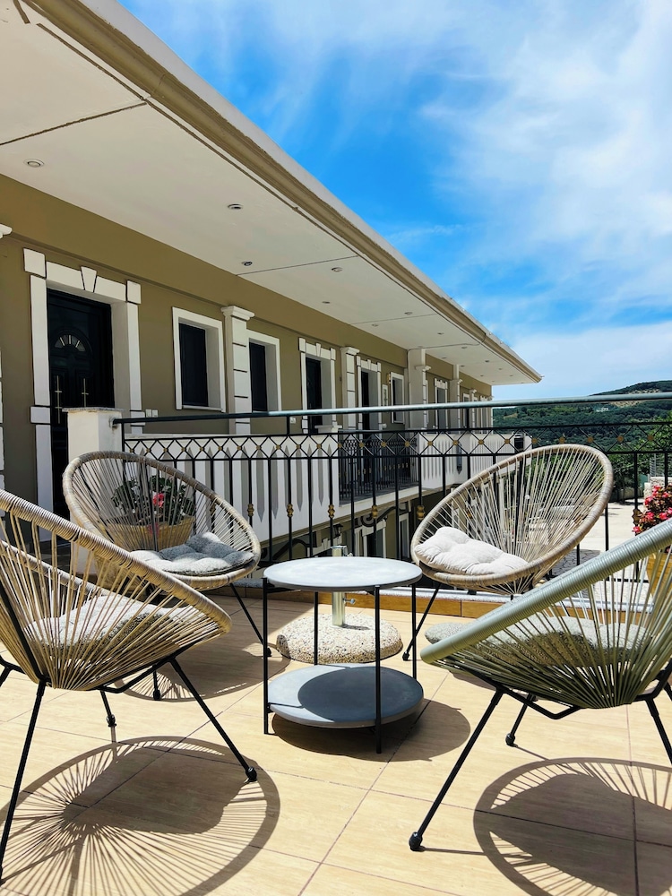 villa thomas nakas