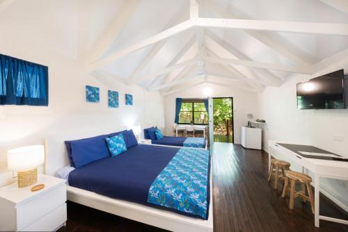 Magnums Accommodation Airlie Beach - Adults Only,,2 star