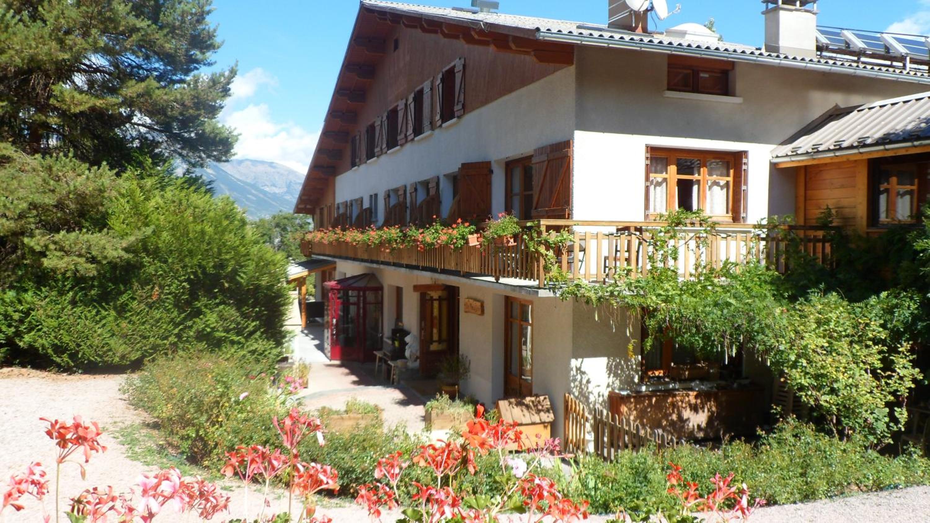 hotel les peupliers a embrun
