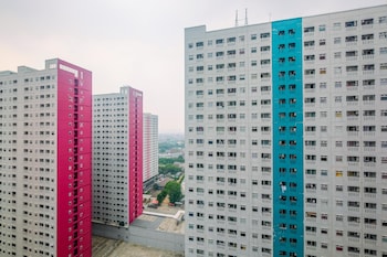 Cozy Studio With Direct Access To Mall At Green Pramuka Apartment,,0 star