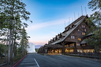 old faithful inn inside the park