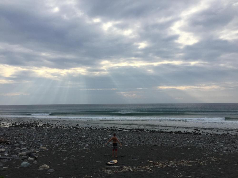 donghe hostel and surf shop