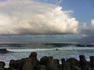 donghe hostel and surf shop