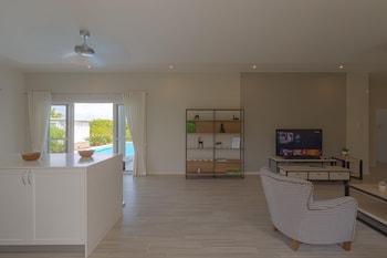 modern 3 bedroom pool villa mp67