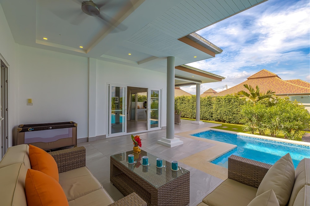 modern 3 bedroom pool villa mp67