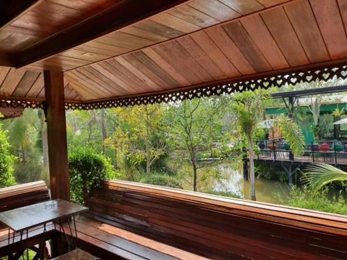 bansuannaifun talad nam ampawa