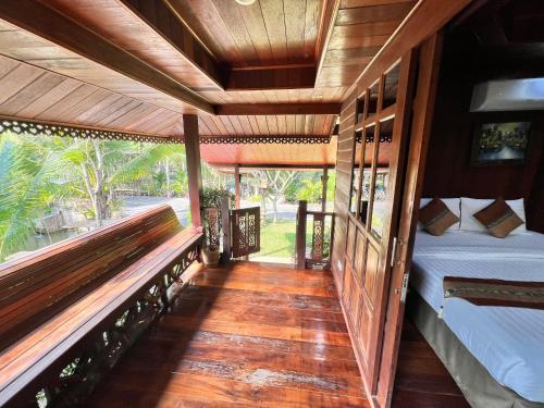 bansuannaifun talad nam ampawa