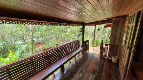 bansuannaifun talad nam ampawa