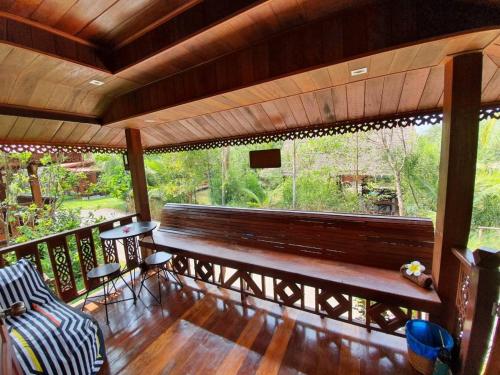 bansuannaifun talad nam ampawa