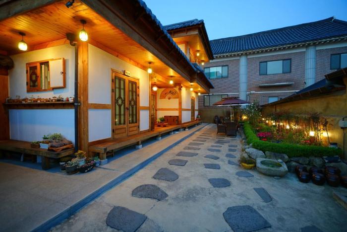 jeonju dwaejikkum hanok