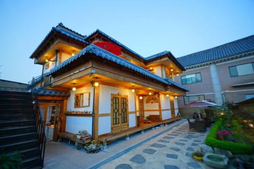 jeonju dwaejikkum hanok