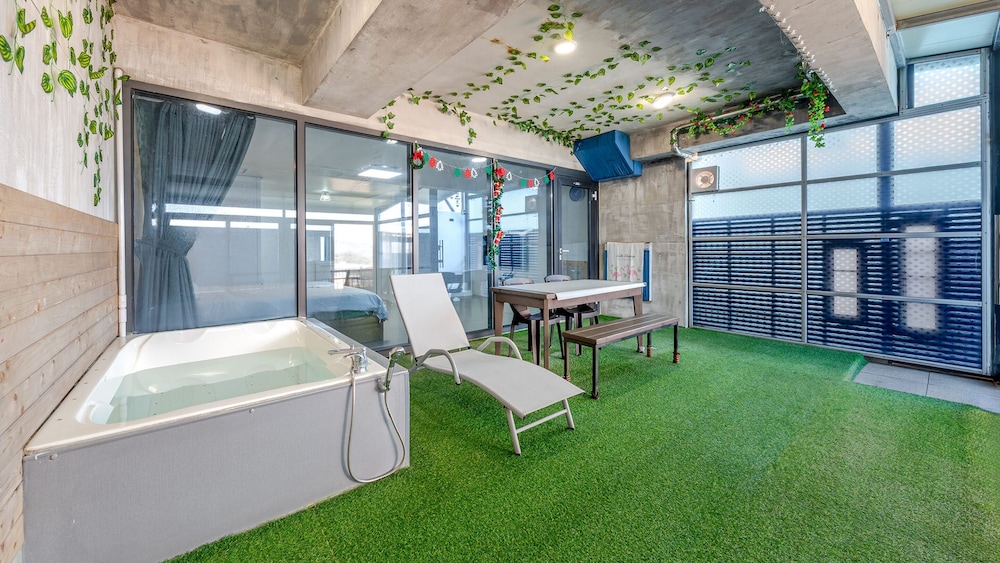 yeosu wellstay pool villa