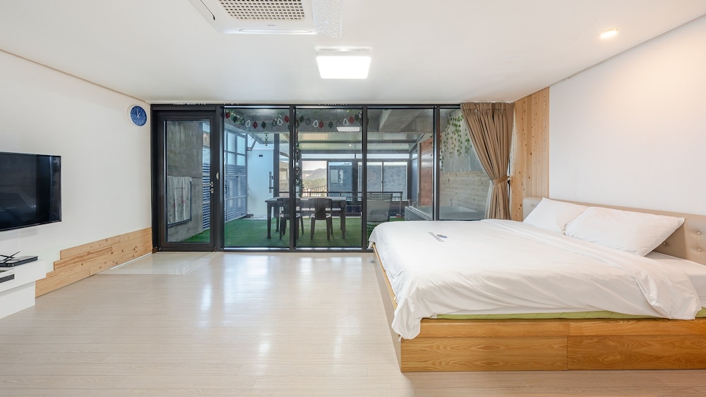 yeosu wellstay pool villa