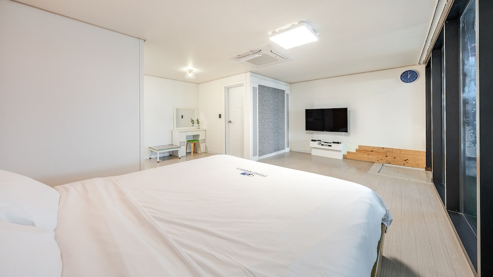 yeosu wellstay pool villa