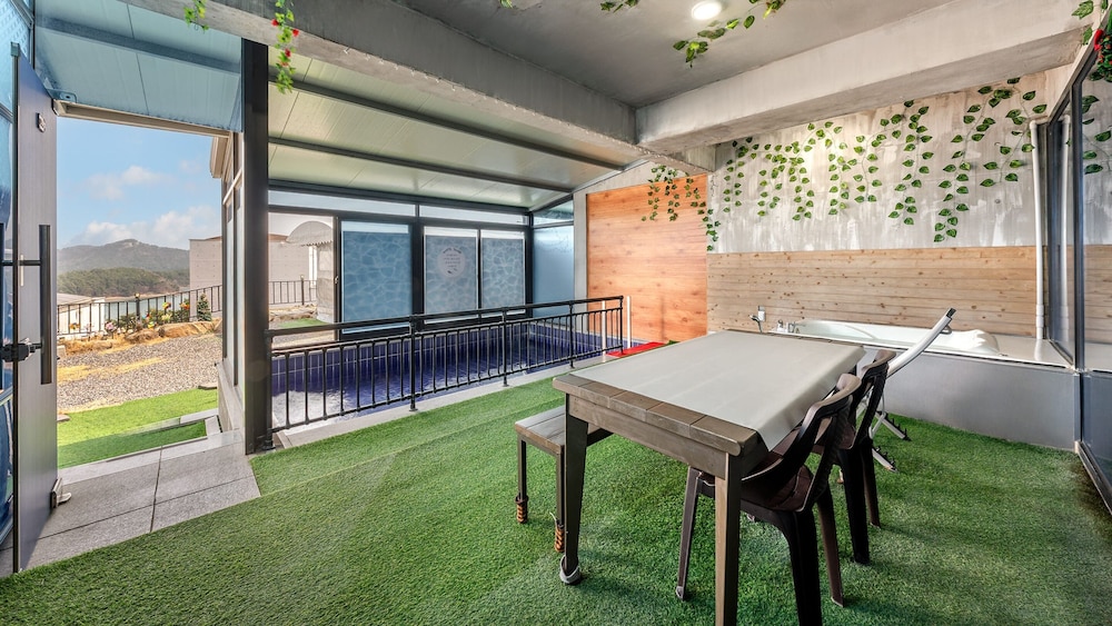 yeosu wellstay pool villa