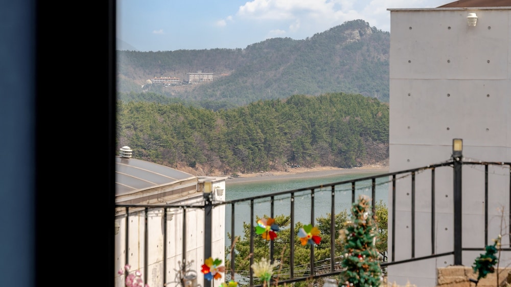 yeosu wellstay pool villa