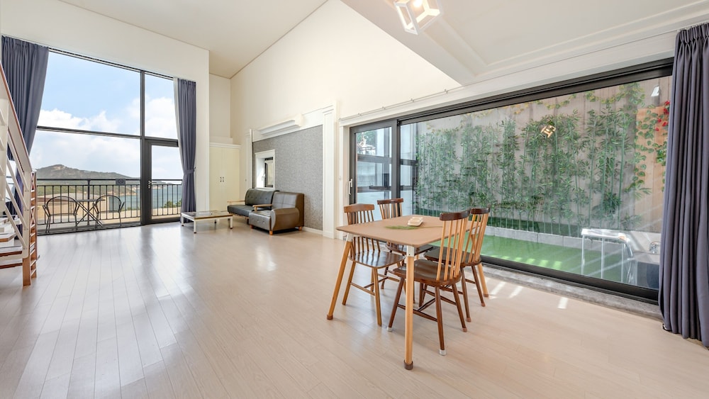 yeosu wellstay pool villa