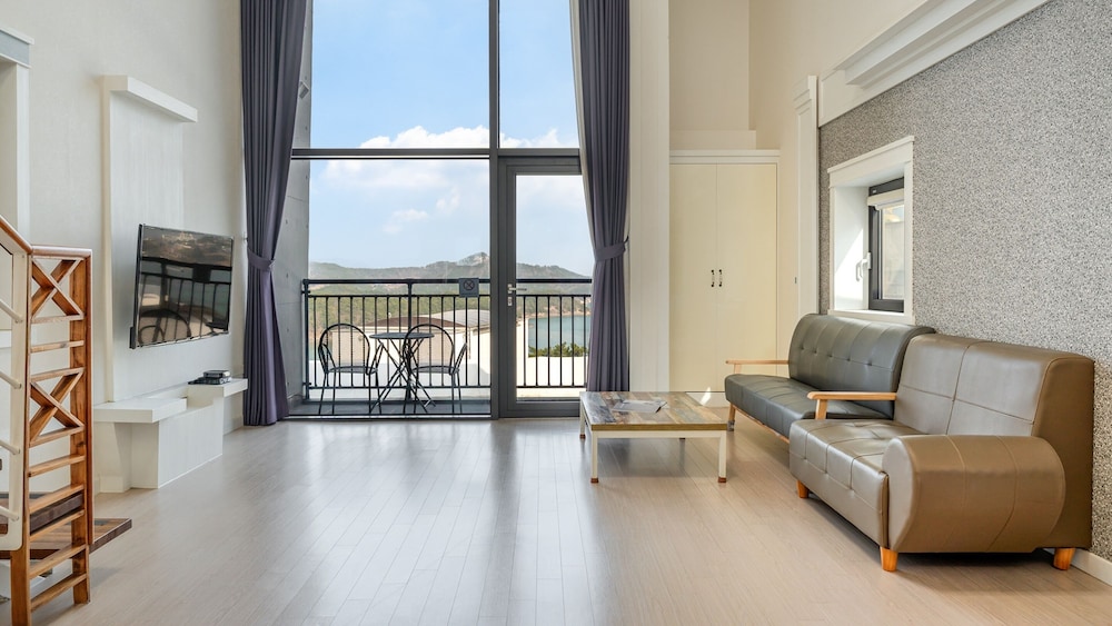 yeosu wellstay pool villa