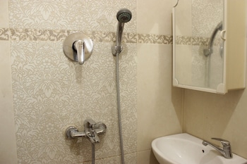 strategic and comfy studio at gateway cicadas apartment