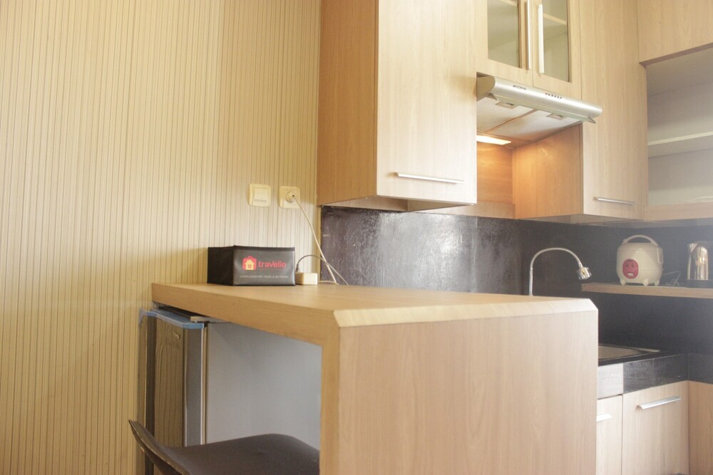 strategic and comfy studio at gateway cicadas apartment
