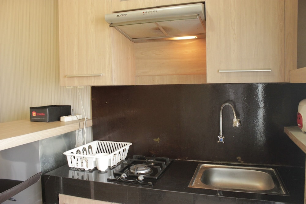strategic and comfy studio at gateway cicadas apartment