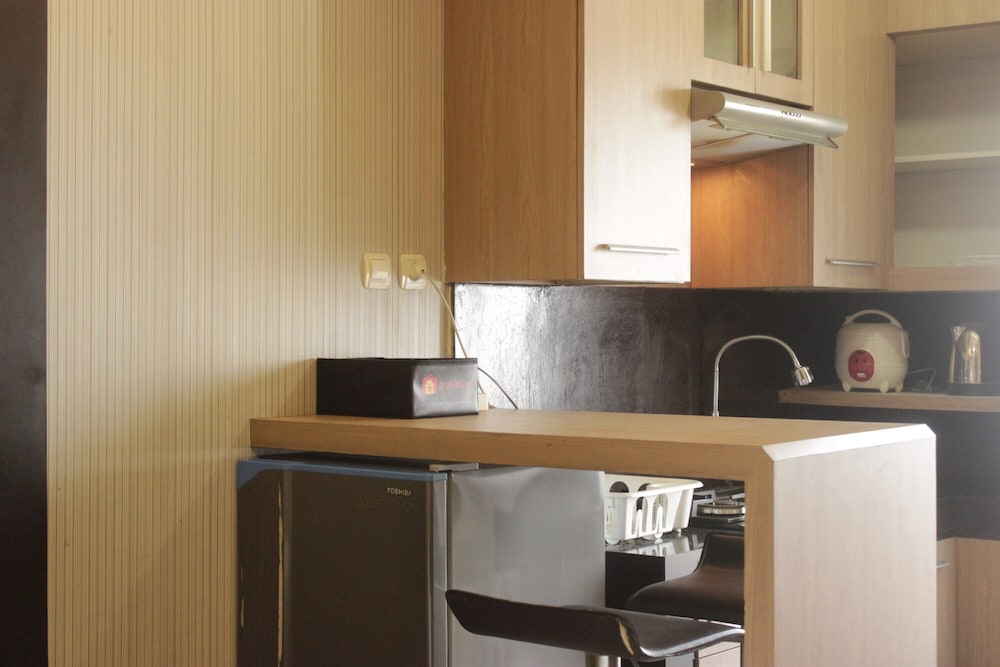 strategic and comfy studio at gateway cicadas apartment