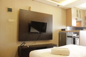 strategic and comfy studio at gateway cicadas apartment