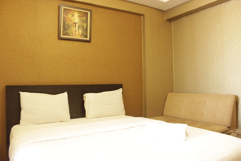 strategic and comfy studio at gateway cicadas apartment