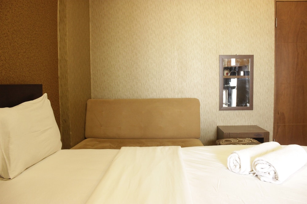 strategic and comfy studio at gateway cicadas apartment