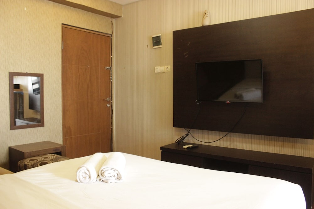 strategic and comfy studio at gateway cicadas apartment