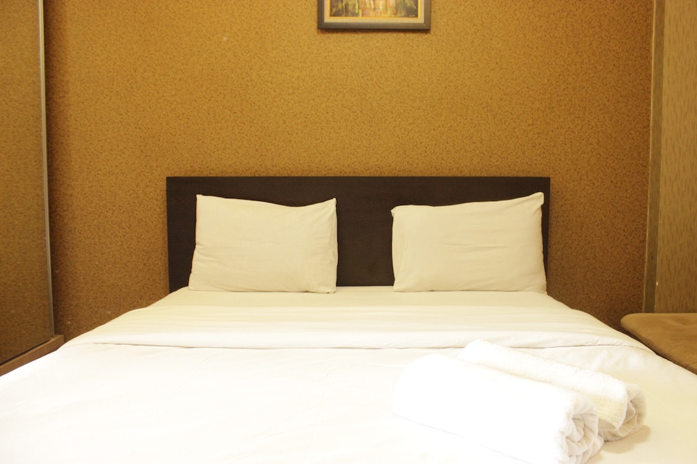 strategic and comfy studio at gateway cicadas apartment