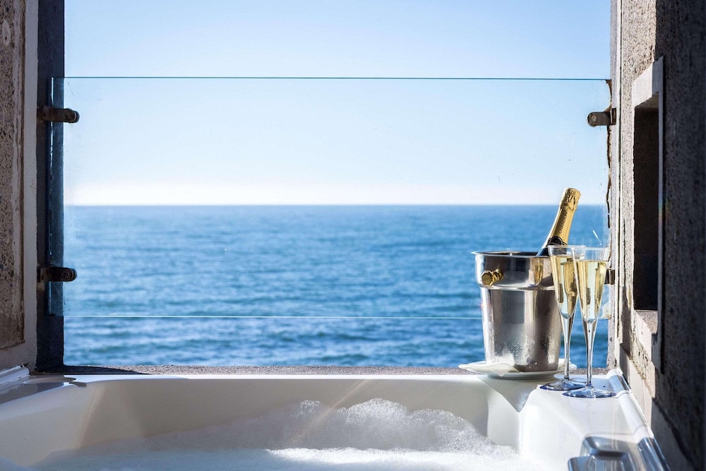 radisson blu acqua hotel and spa concon