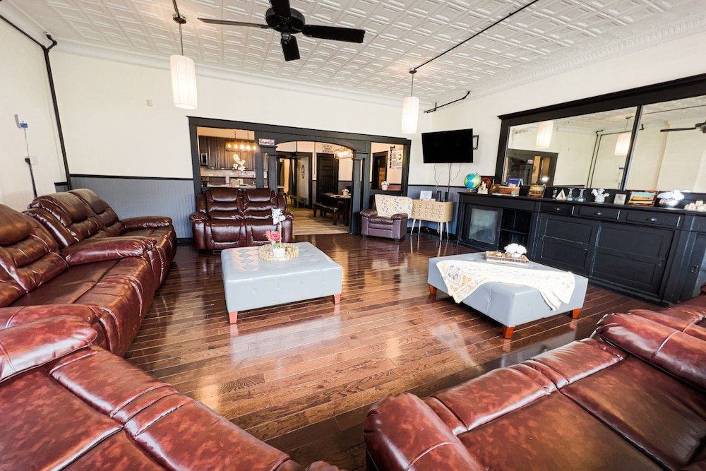 the pub 8br free parking minutes from falls and casino